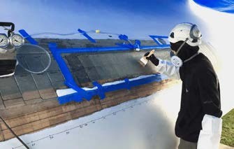 Técnico reparando uma pá de turbina eólica